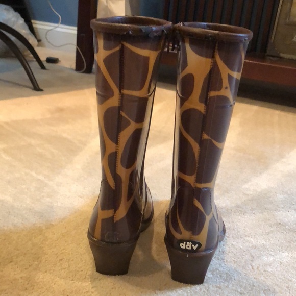 Giraffe print rain boots - Picture 2 of 7